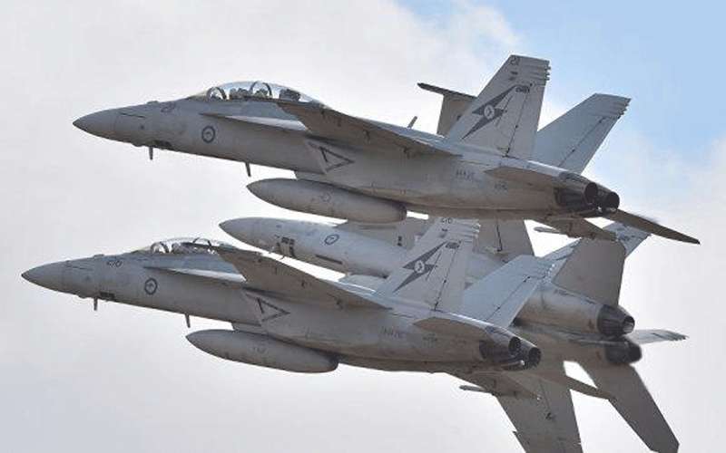 البرق يضرب مقاتلة إف 18 (فيديو)