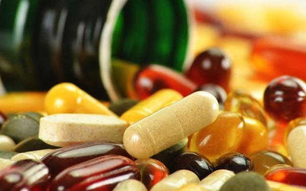 موظف في الغذاء والدواء يدخل شحنة