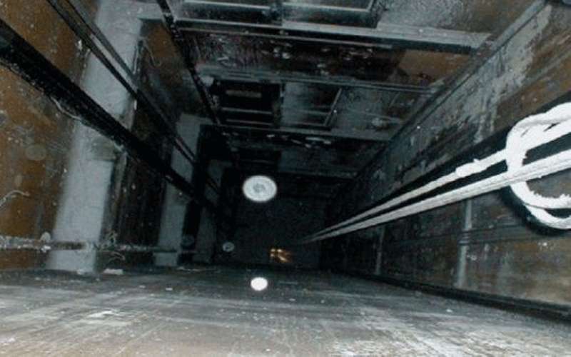 إصابة شخص سقط بمصعد في إربد