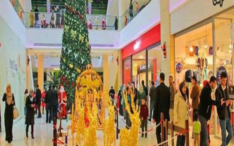 تسلق شجرة الميلاد بأحد المولات في