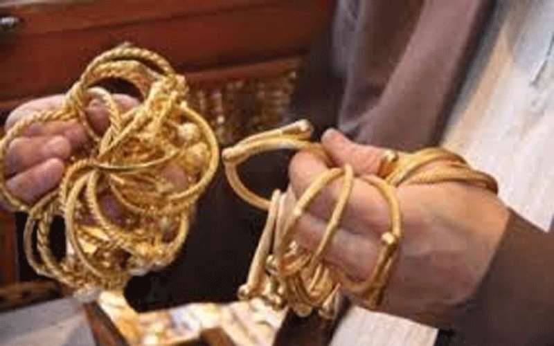 سرقة مصاغ ذهبي ومبلغ مالي من