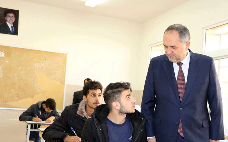 التلهوني يتفقد عددا من قاعات الثانوية