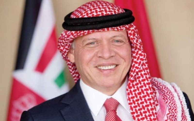 بالصور.. الملك يزور قاعدة الملك عبدالله