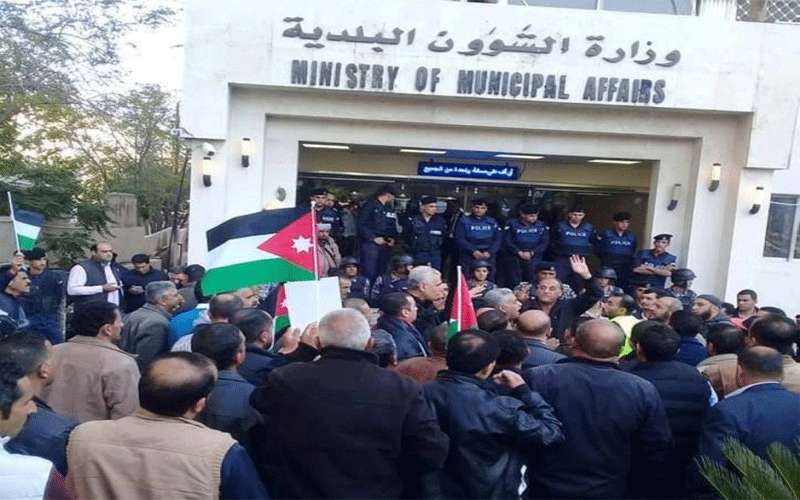اتحاد البلديات يصعد ويدعو لتجديد اعتصامه