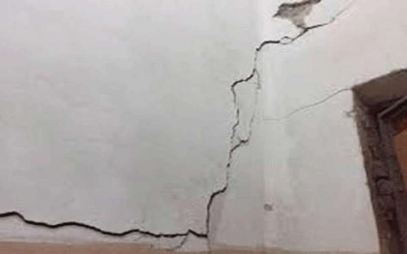 ترحيل أسرة في سوف لتصدع منزلها