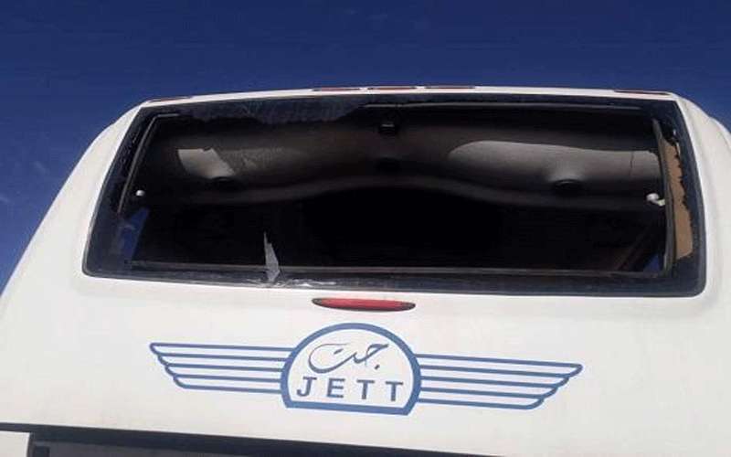تحطيم زجاج حافلتين لـ(جت)