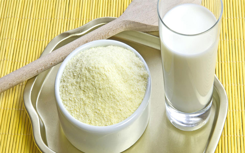 علبة من الحليب المستورد تالفة في