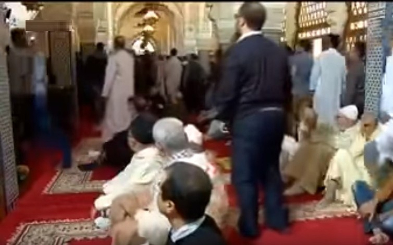 الاعتداء على مؤذن وسحله بالشارع العام