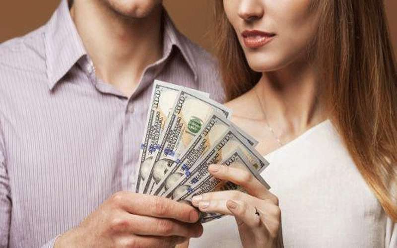 تفرض غرامة على زوجها لتأخره خارج