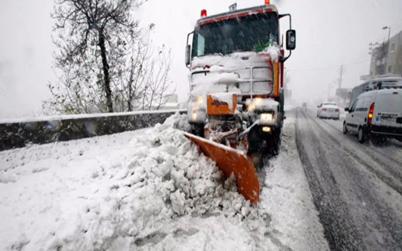 تحذيرات من خطر تراكم الثلوج فوق