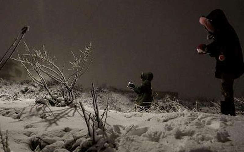 استمرار تساقط الثلوج فوق القمم الجبلية