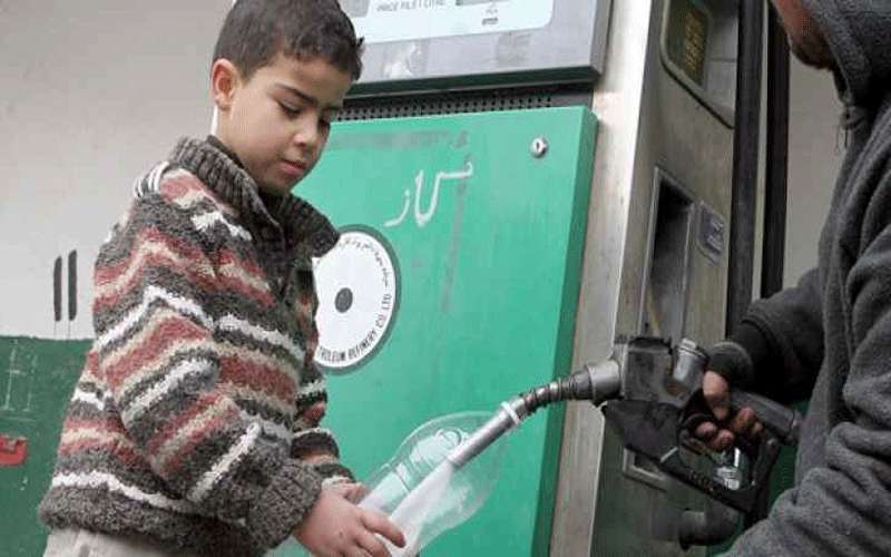 مخالفة 12 كازية لم توفر الكاز