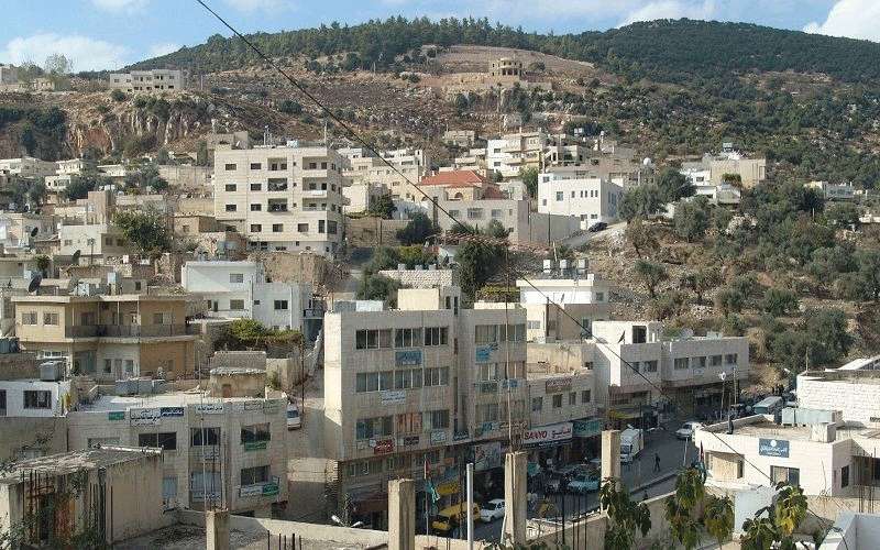انهيار جدار مدرسة على منزل في
