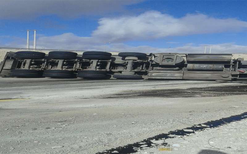 تدهور صهريج على الطريق الصحراوي محمل