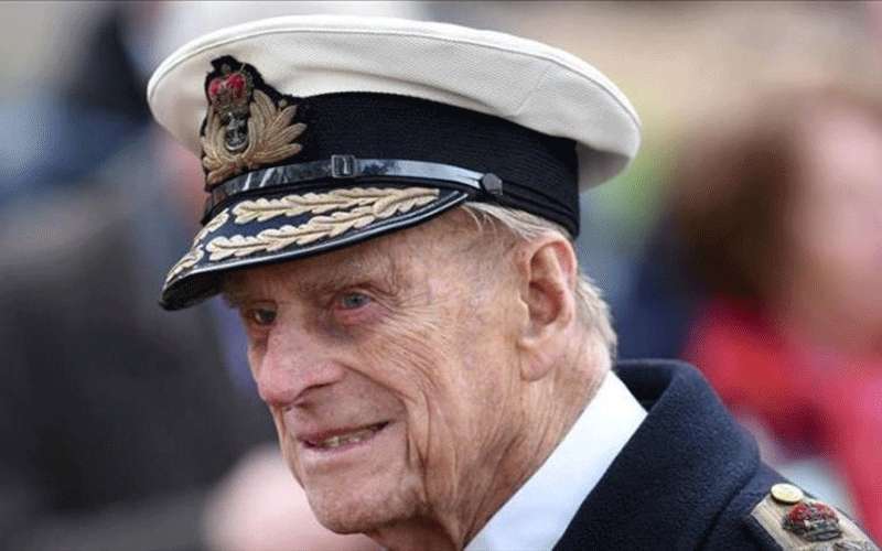الشرطة البريطانية تطالب الأمير فيليب بارتداء