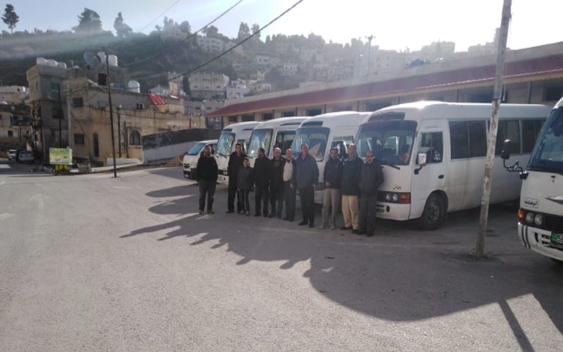 سائقو حافلات في عجلون يحتجون على