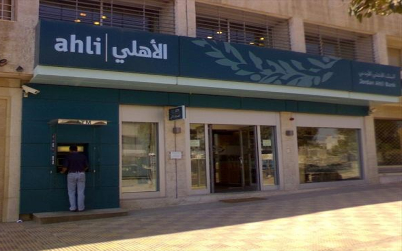 البنك الأهلي يلق على حادثة السطو