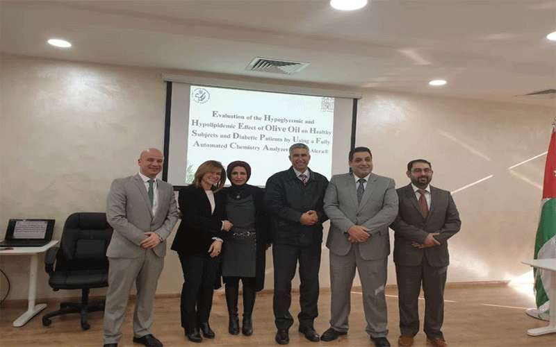 أميرة أبو ظهير تنهي رسالة الماجستير