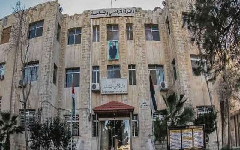 الأراضي تدرس ضبط النفقات