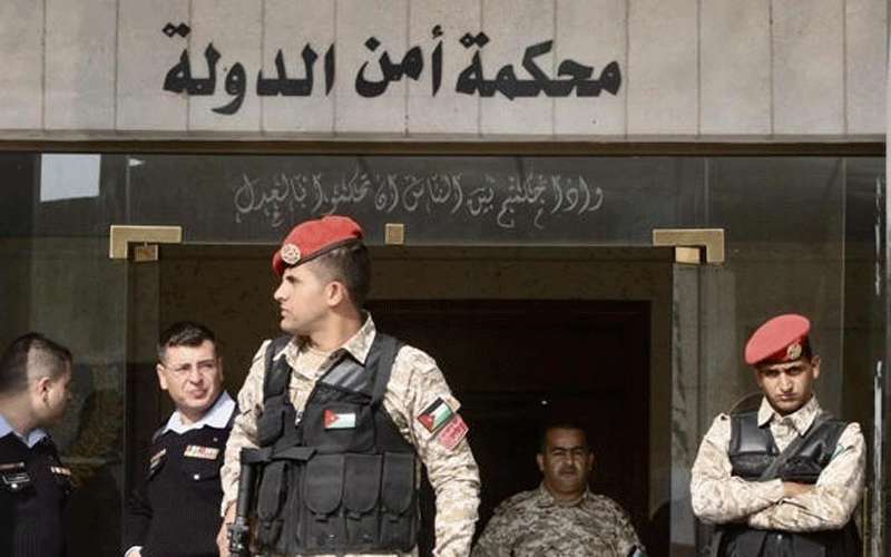 محاكمة متهمين بالسطو على بنكين