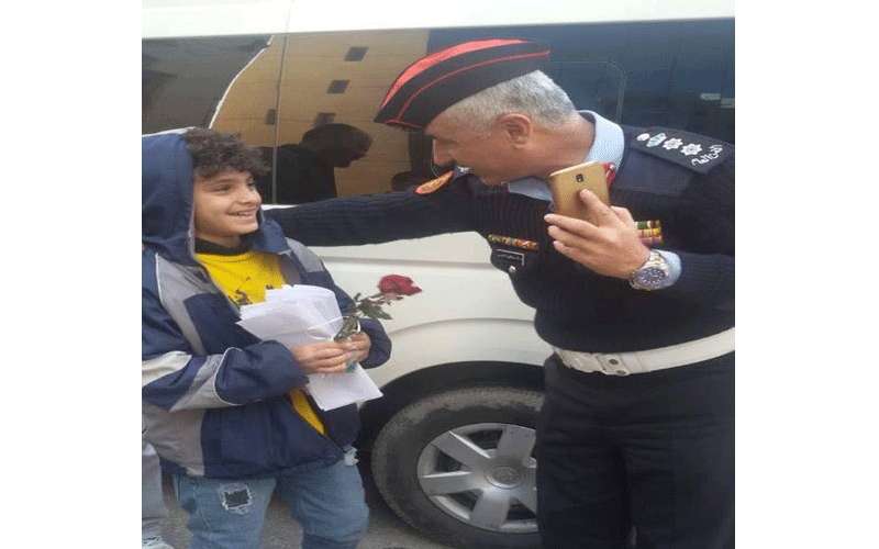 الأمن العام يوزع الورود والحلوى احتفالا