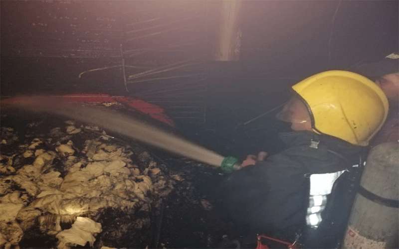 بالصور .. اصابتان بحريق مشغل محارم