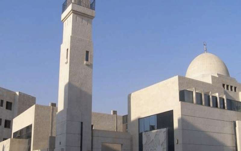بين 50 - 150 مسجدا يقام