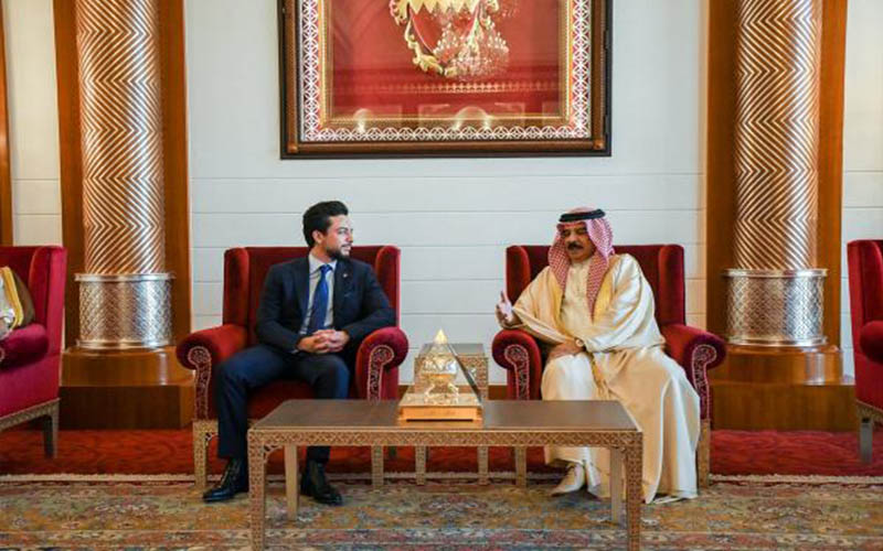 ولي العهد يلتقي العاهل البحريني وولي