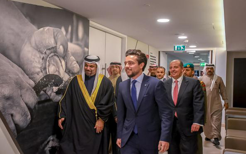 ولي العهد يزور معهد البحرين للؤلؤ