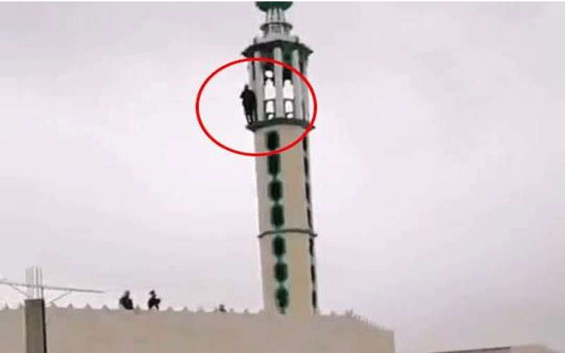 شاب يهدد بالانتحار عن مئذنة بالهاشمية