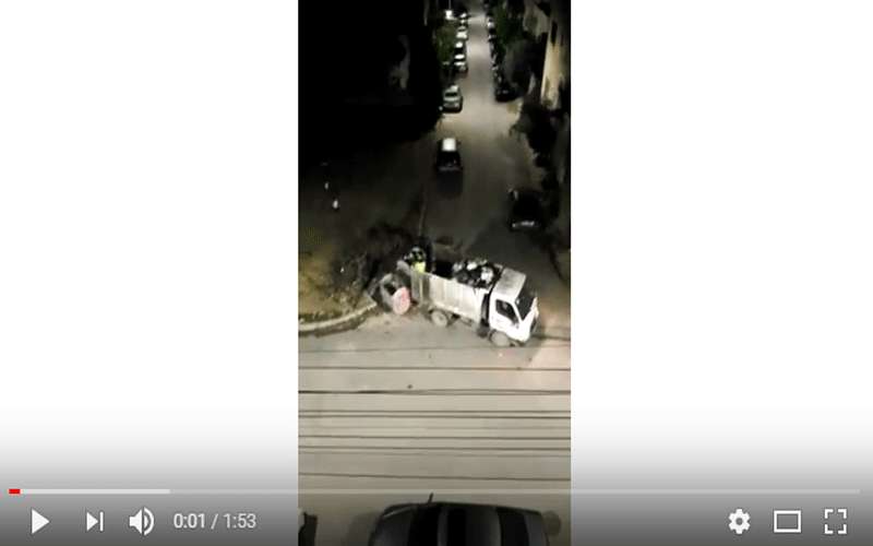 بالفيديو .. عامل وطن ينقل النفايات