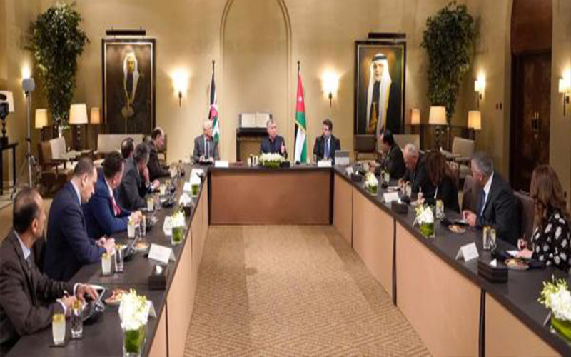 الملك يلتقي إعلاميين ومحللين مختصين في