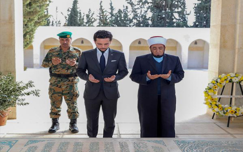 ولي العهد يزور ضريح المغفور له