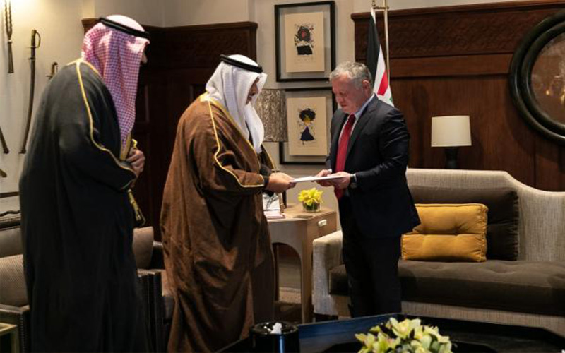 الملك يتسلم رسالة من أمير دولة