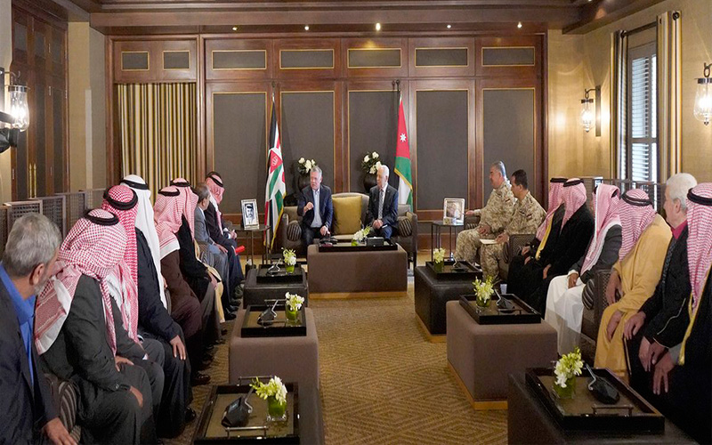 الملك يلتقي عددا من رفاق السلاح