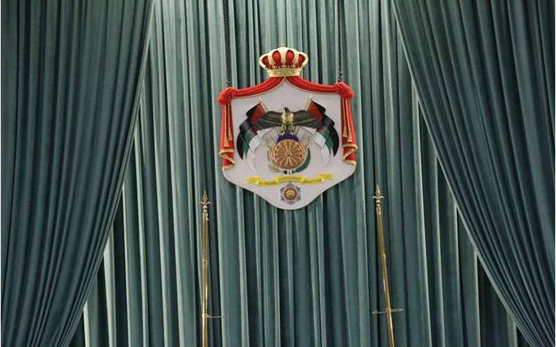 مواطن يقتحم شرفات مجلس النواب