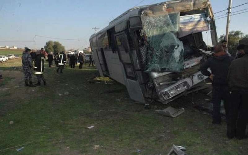 20 إصابة بتصادم حافلة وصهريج بإربد