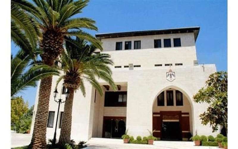 الحكومة تقر معدل لقانون مهنة القبالة