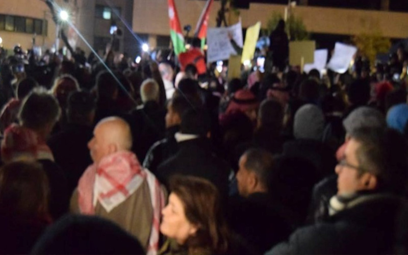 وقفة إحتجاجية تطالب بمكافحة الفساد قرب