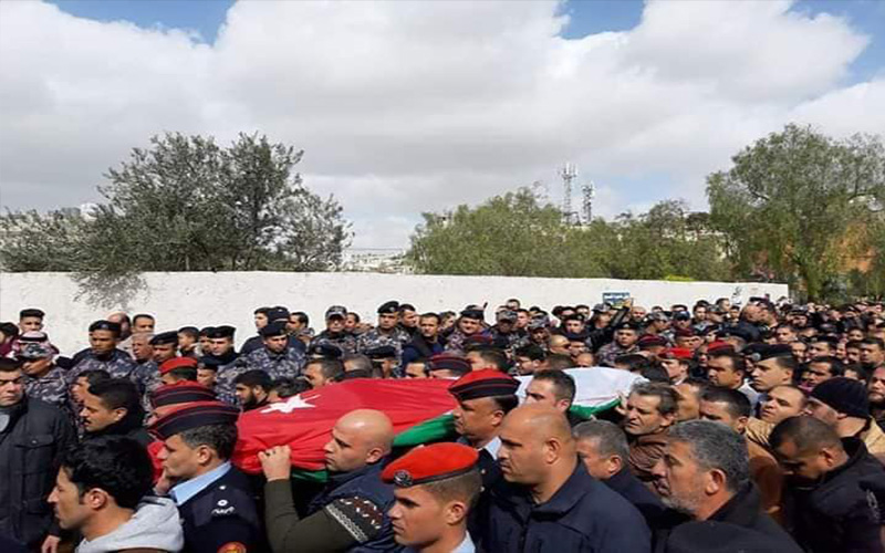 بالصور .. شاهد تشييع جثمان الشهيد