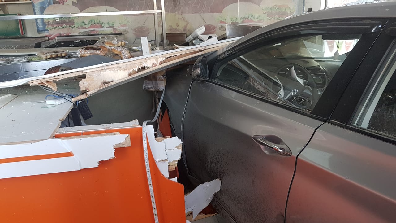 بالصور .. عمان: مركبة تقتحم احد