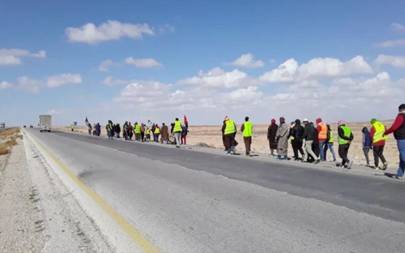 العقبة: 70 متعطلا يواصلون سيرهم على