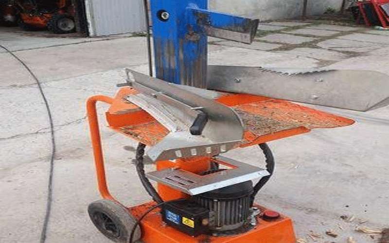 إنقاذ طفل علقت يده داخل ماكنة