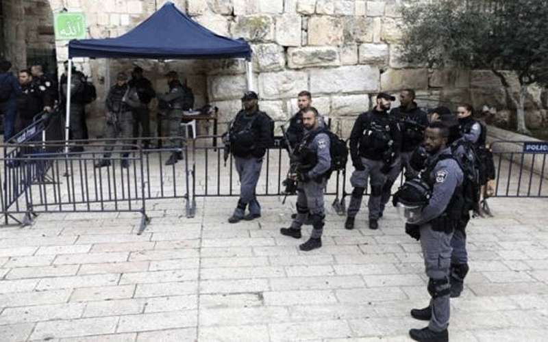 الاحتلال يغلق بوابات الأقصى