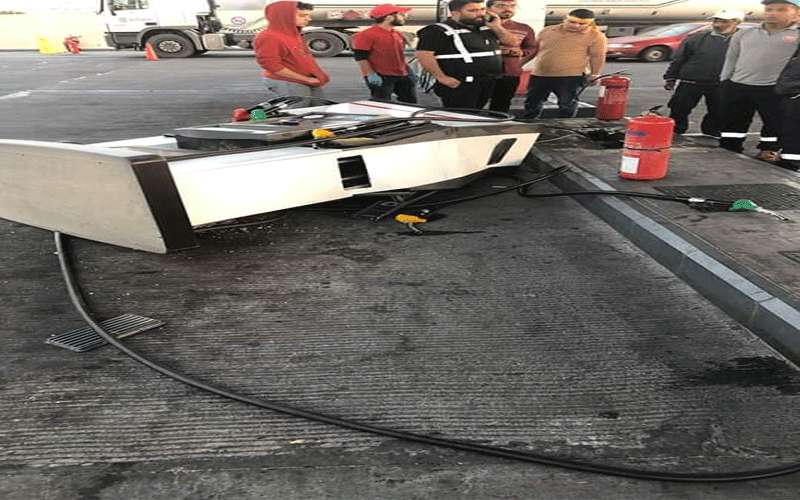 مواطن يسحب مضخة وقود بسيارته بعد