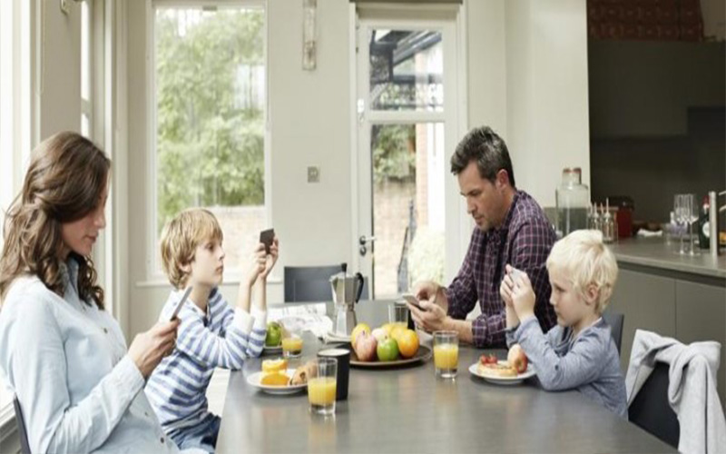 احذر من استخدام الهاتف أثناء تناول