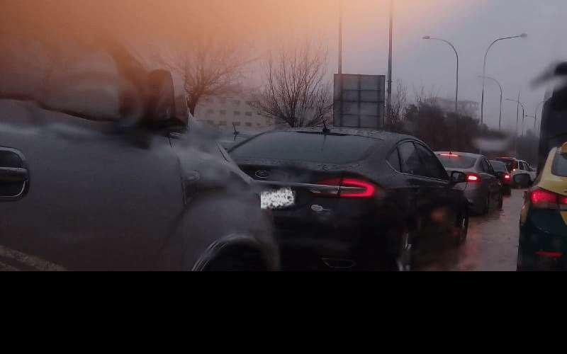 تعطل مركبات وازمة سير خانقة على