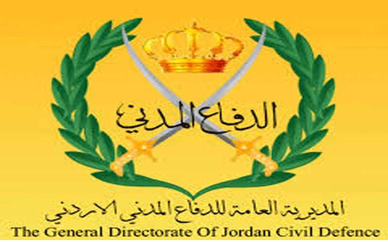 الدفاع المدني ينقذ أما وأبناءها داهمت