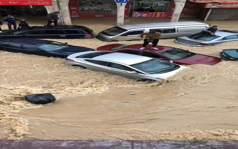 مواطنون: الامانة ترفع حالة الطوارئ وتستدعي