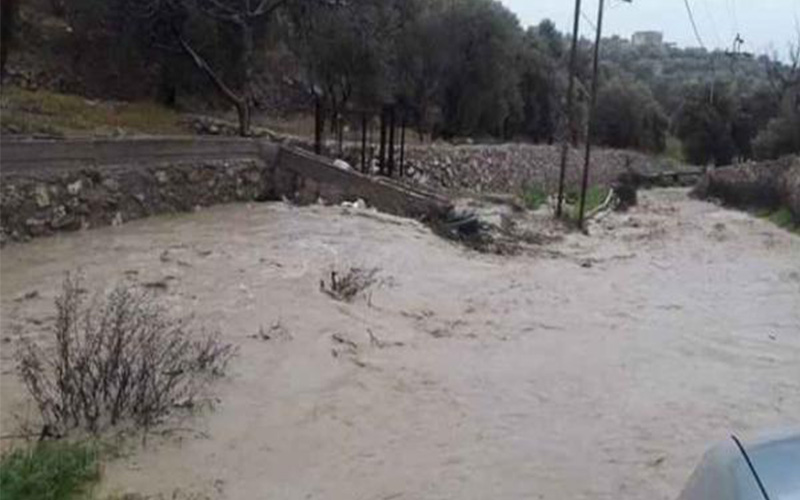 الزرقاء: انهيار المنطقة المحاذية لجسر شومر